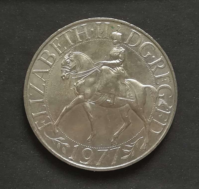 GREAT BRITAIN 1977 JUBILEE CROWN *J + B LTD*