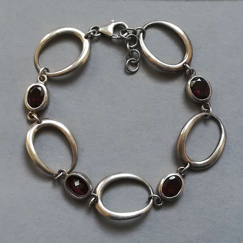 STERLING SILVER  AND GARNETS BRACELET 15 X 200MM 14.1 GRAMS