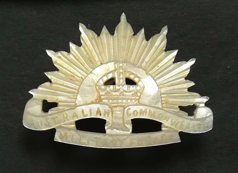 AUSTRALIAN COMMONWEALTH MILITARY FORCES MOTHER OF PEARL SWEETHEART BROOCH 40X30MM