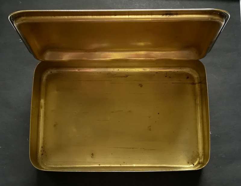 1914 QUEEN MARY CHRISTMAS CHOCOLATE TIN