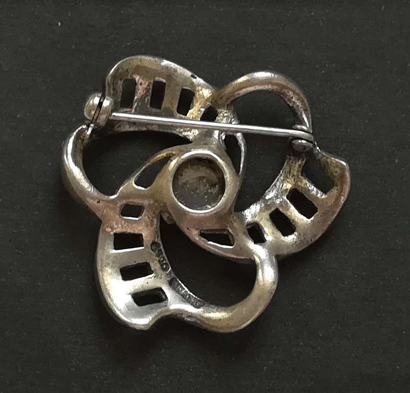 STERLING SILVER AND MARCASITE BROOCH 32X32MM 7.6 GRAMS