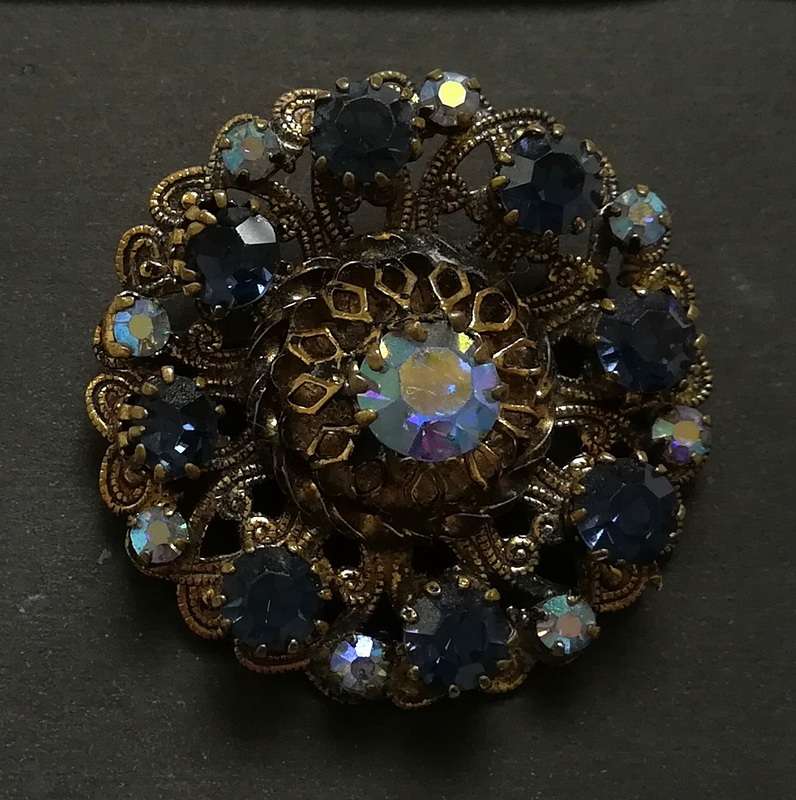 BLUE GLASS AND GILT BROOCH 40MM