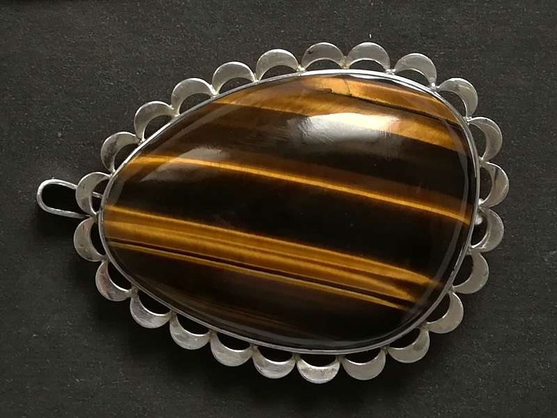 STERLING SILVER  AND TIGERS EYE BROOCH/PENDANT 35X45MM