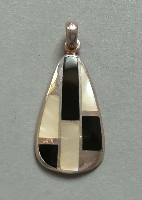 STERLING SILVER BLACK AND WHITE PENDANT 18X35MM 7.9 GRAMS