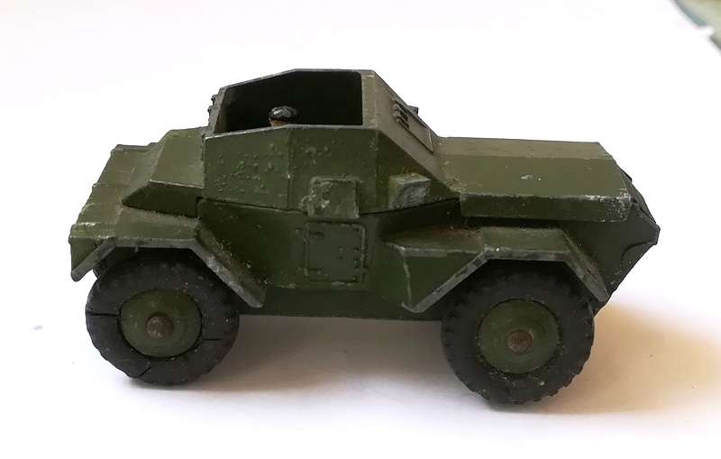 DINKY TOYS SCOUT CAR NO.673