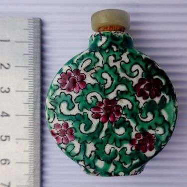 COLLECTABLE CHINESE SNUFF BOTTLE. GREAT CONDITION
