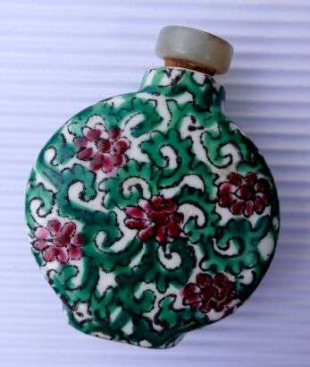 COLLECTABLE CHINESE SNUFF BOTTLE. GREAT CONDITION
