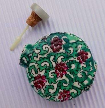 COLLECTABLE CHINESE SNUFF BOTTLE. GREAT CONDITION