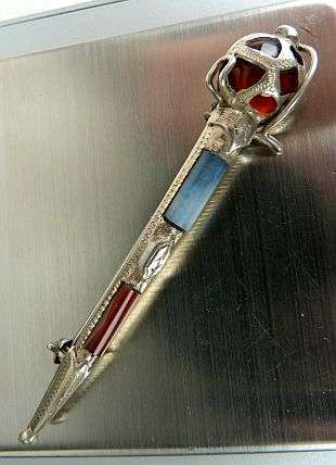 SCOTTISH BROAD BASKET HILT SWORD BROOCH .CA 1890. STERLING SILVER AND AGATE, EXCELLENT CONDITION