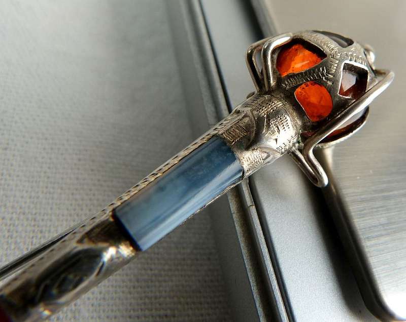 SCOTTISH BROAD BASKET HILT SWORD BROOCH .CA 1890. STERLING SILVER AND AGATE, EXCELLENT CONDITION