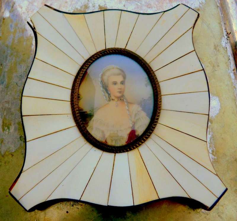 VICTORIAN PORTRAET OF A LADY. BONE AND TORTOISE FRAME.