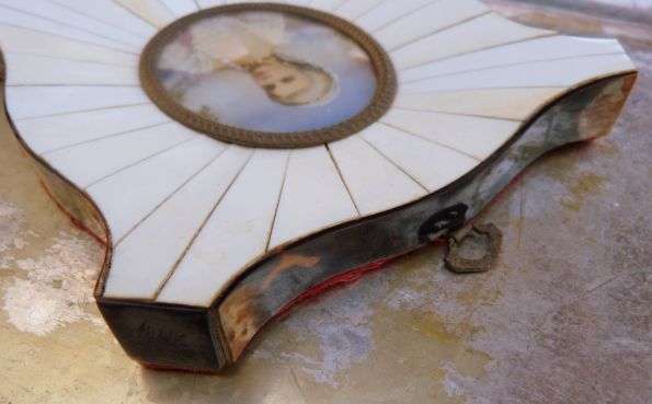 VICTORIAN PORTRAET OF A LADY. BONE AND TORTOISE FRAME.