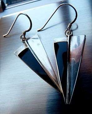 ATTRACTIVE VINTAGE EARRINGS, STERLING SILVER WITH ONYX .4,99 GR