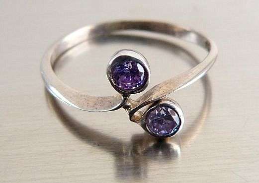 VINTAGE STERLING SILVER RING.  FACETED STONES . UNUSED