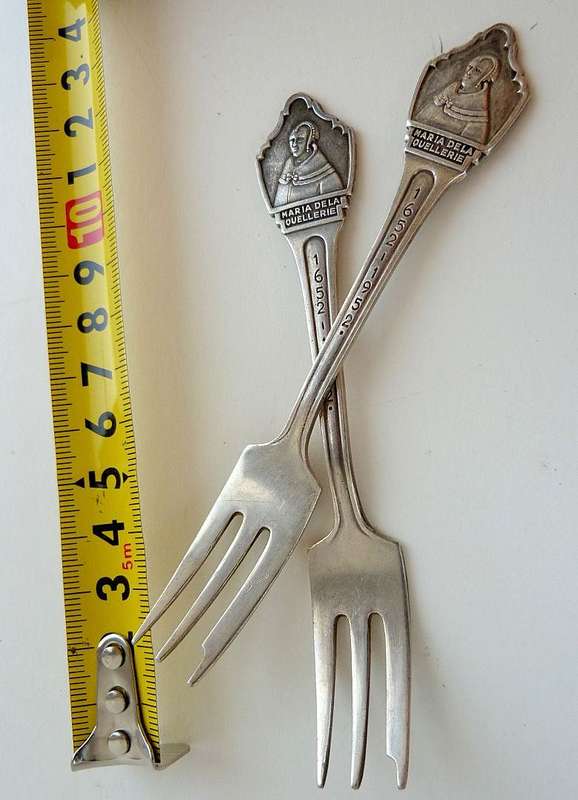 COLLECTABLE MEMORY FORKS. MARIA DELA QUELLERIE 1652-1952. E SOLA 90. // 32 gr