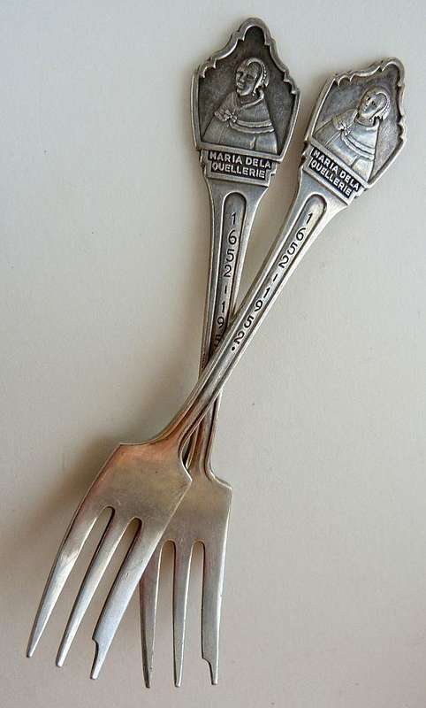 COLLECTABLE MEMORY FORKS. MARIA DELA QUELLERIE 1652-1952. E SOLA 90. // 32 gr