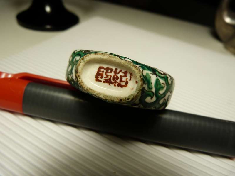 COLLECTABLE CHINESE SNUFF BOTTLE. GREAT CONDITION