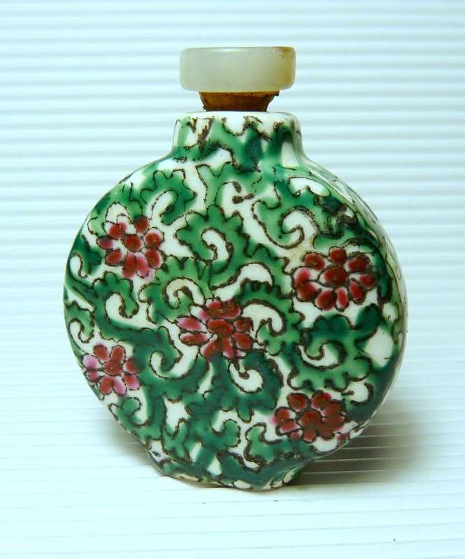 COLLECTABLE CHINESE SNUFF BOTTLE. GREAT CONDITION