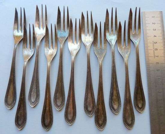 ANTIQUE SET OF 11 FORKS. 90. /// 325 g