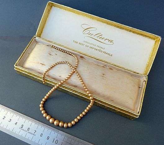 VINTAGE PEARL STRING IN BOX