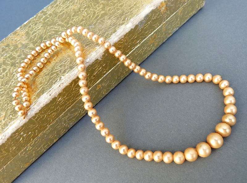 VINTAGE PEARL STRING IN BOX