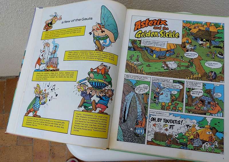 ASTERIX AND THE SICKLE . RARE COMICBOOK.  HARDCOVER