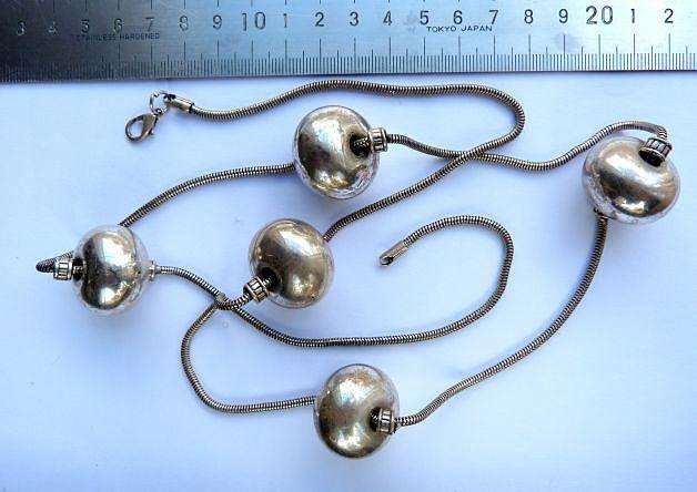 UNUSUAL DECORATIVE NECKLACE. VINTAGE COSTUME .84cm