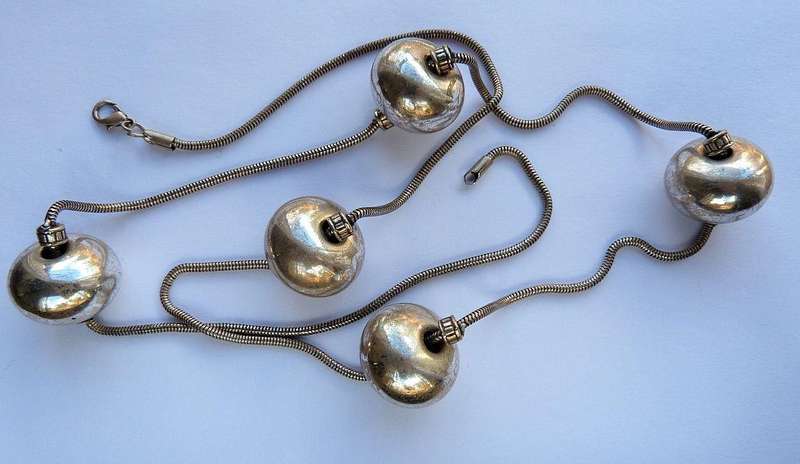 UNUSUAL DECORATIVE NECKLACE. VINTAGE COSTUME .84cm