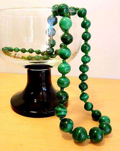 MALACHITE, VINTAGE NECKLACE IN EXCELLENT CONDITION