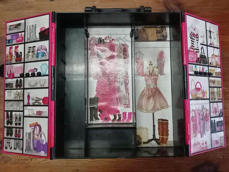 BARBIE WARDROBE.
