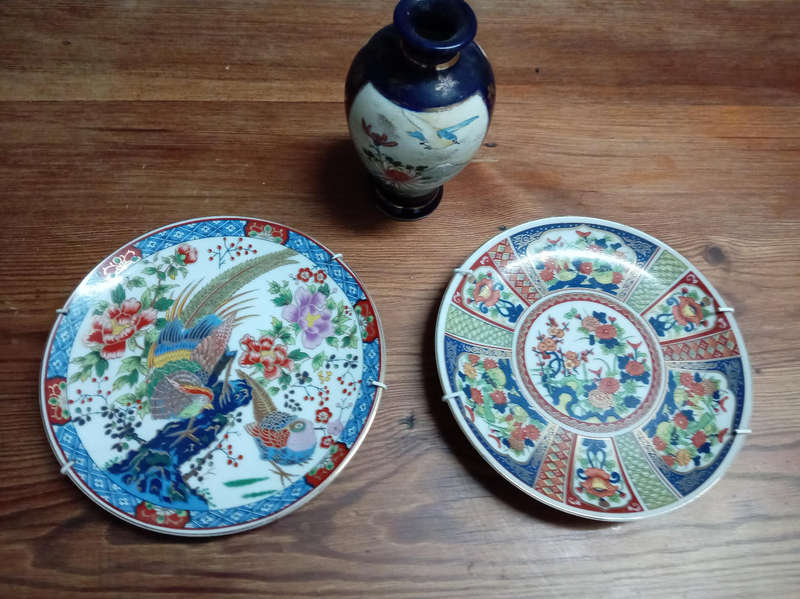 JAPANESE IMARI PLATES AND SATSUMA VASE.