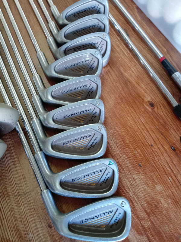 GOLF CLUBS RIGHT HAND AS PER PHOTOS.