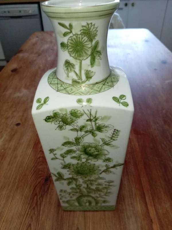 VINTAGE NORLEANS JAPANESE VASES