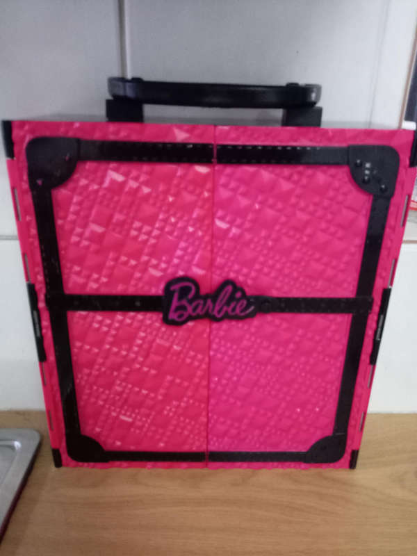 BARBIE WARDROBE.