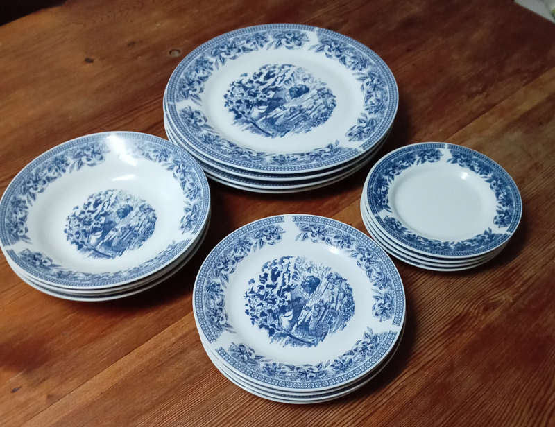 16 PIECE ROYAL ENGLAND " BLUE WILLOW" DINNER SET.
