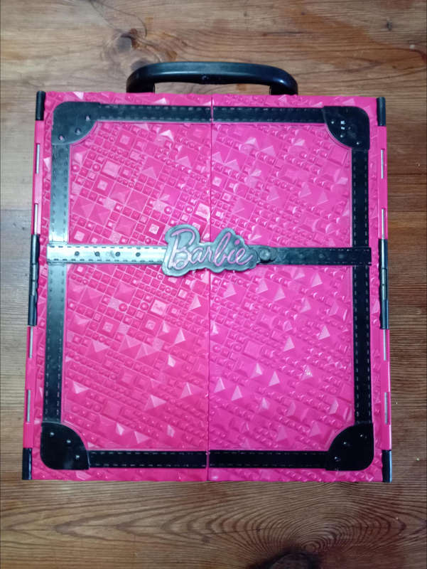 BARBIE WARDROBE.