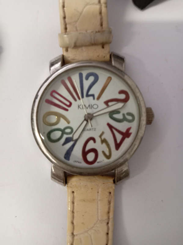 LOT OLD WATCH. NOT WORKING. BATTERIES DEAD.