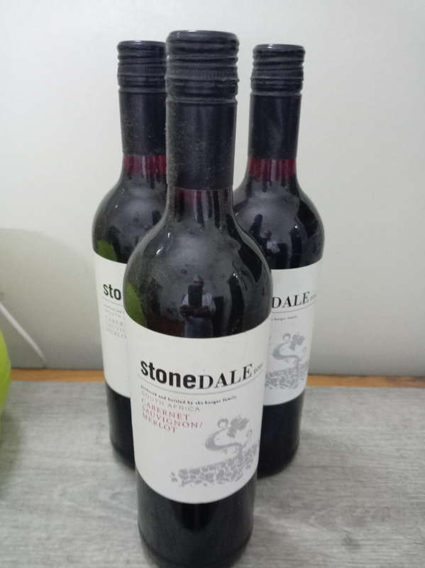 WINE : 5 BOTTLES CABERNET SAUVIGNON / MERLOT. TWO OCEANS AND STONEDALE. 2020 AND 2021.