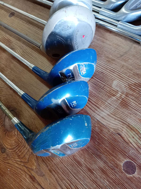 GOLF CLUBS RIGHT HAND AS PER PHOTOS.