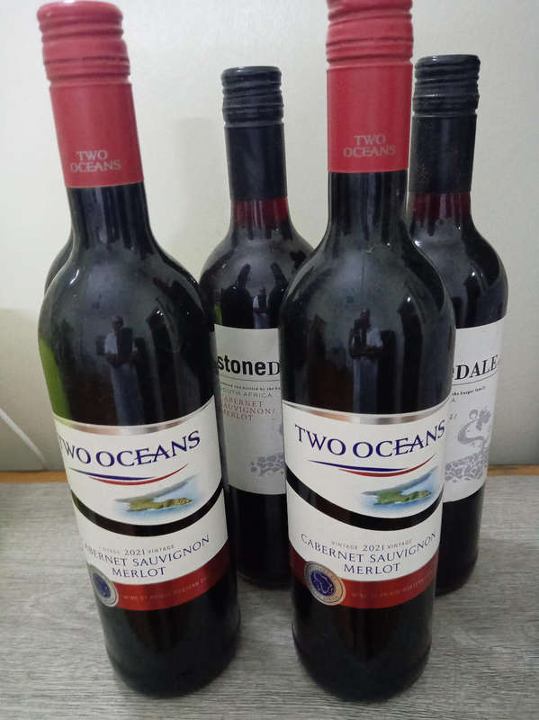 WINE : 5 BOTTLES CABERNET SAUVIGNON / MERLOT. TWO OCEANS AND STONEDALE. 2020 AND 2021.