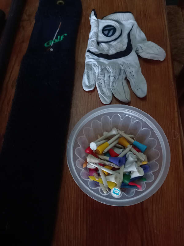 GOLF CLUBS RIGHT HAND AS PER PHOTOS.