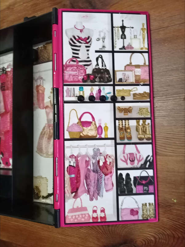BARBIE WARDROBE.