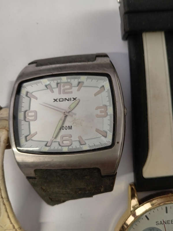 LOT OLD WATCH. NOT WORKING. BATTERIES DEAD.