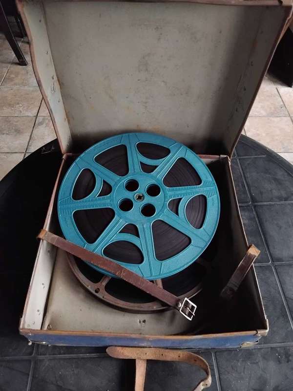 16mm MOVIE REELS IN CASE  -  MOVIE : DIVORCE HIS DIVORCE HERS . RICHARD BURTON / ELIZABETH TAYLOR