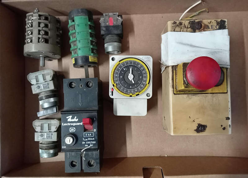 ASSORTED ELECTRICAL SWITCHES AND TIMER AS PER PHOTOS.