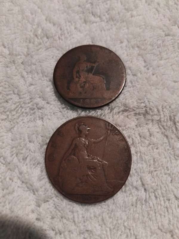 COINS : GREAT BRITAIN : 1888 &  1909 ONE PENNIES