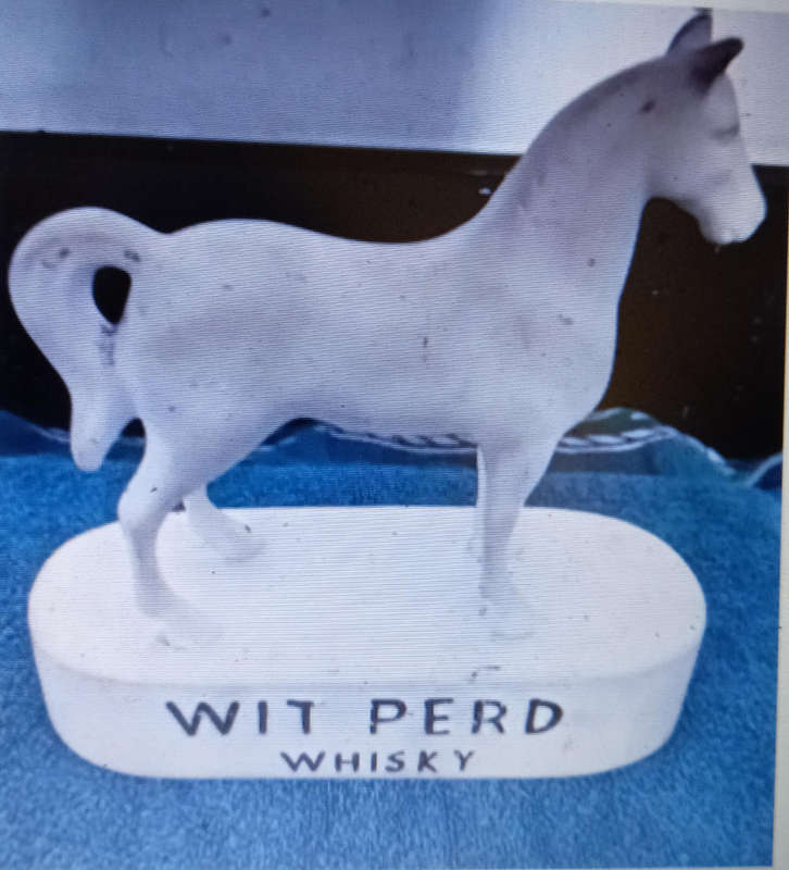 CERAMIC HORSE : WHITE HORSE SCOTCH WHISKY.