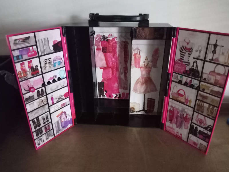 BARBIE WARDROBE.