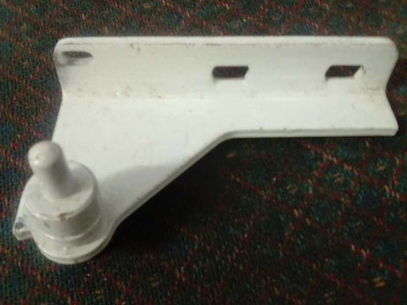 HINGES : CENTRE FRIDGE HINGE. TOP AND BOTTOM DOORS TOTAL IF 20 FOR R35.00