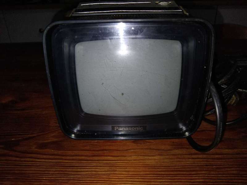 VINTAGE NATIONAL PANASONIC TR 5030G PORTABLE TV ( BLACK AND WHITE  )